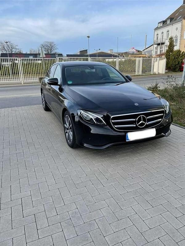 Schwarz Gebraucht 2019 Mercedes E200 Avantgarde Limousine | 25.500 € (Fairer Preis) - Bild 1/4
