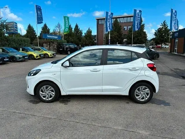 Gebraucht Hyundai i10 Trend 67 PS (49 kW) 2021 Weiß Kleinwagen