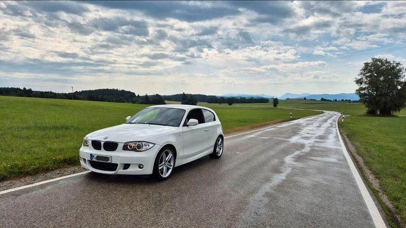 Weiß Gebraucht 2011 BMW 130 M Sport Kleinwagen | 16.500 € - Bild 1/4