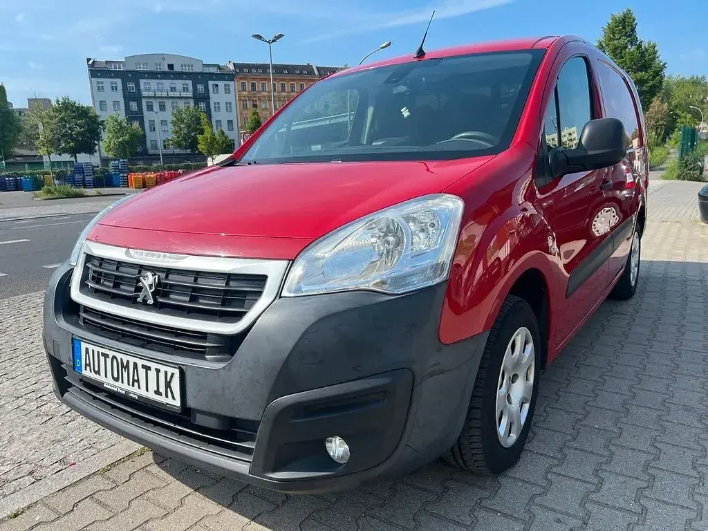 Gebraucht Peugeot Partner Premium 99 PS (72 kW) 2017 Farbe rot ardent/deckende lack Van / Kleinbus