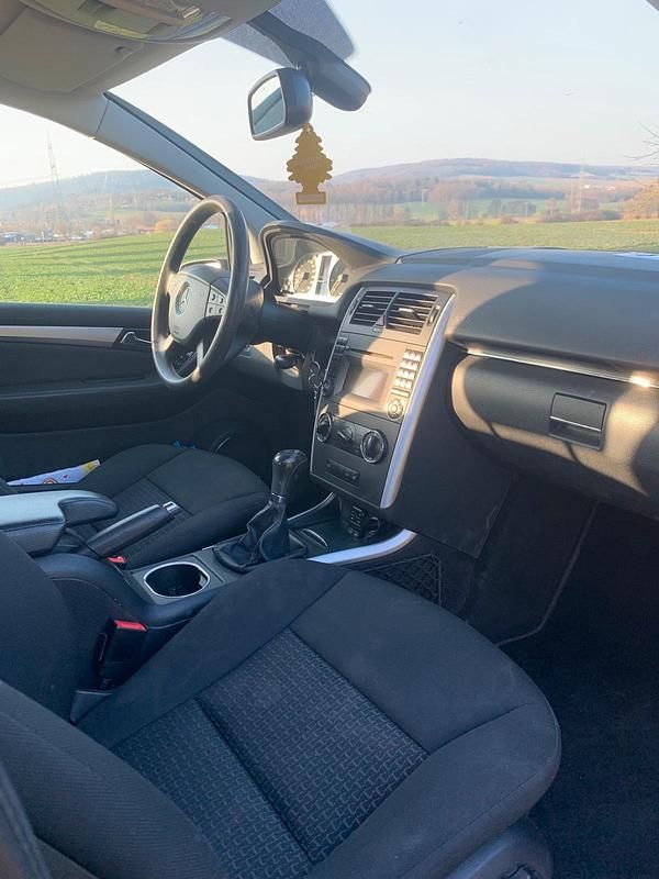 Gebraucht Mercedes 180 85 PS (62 kW) 2010 Schwarz Limousine