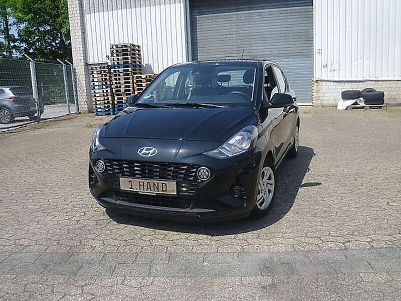 Phantom black / met Gebraucht 2022 Hyundai i10 Pure Kleinwagen | 8.650 € - Bild 1/4