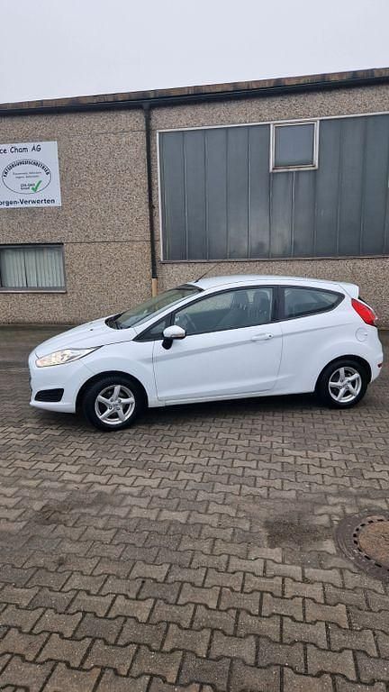 Gebraucht Ford Fiesta Trend 60 PS (44 kW) 2017 Weiß Kleinwagen