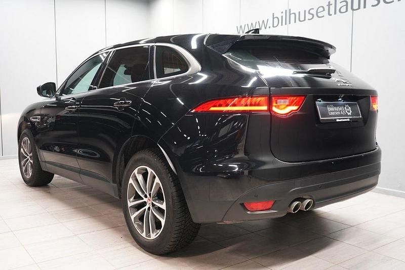 Używany Jaguar F-Pace Pure 179 KM (131 kW) 2017 Czarny SUV