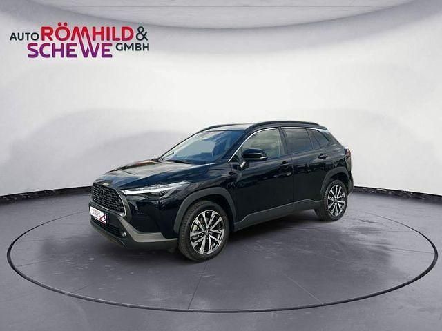 Tiefschwarz mica metallic Gebraucht 2024 Toyota Corolla Cross Style SUV | 32.750 € (Fairer Preis) - Bild 1/4