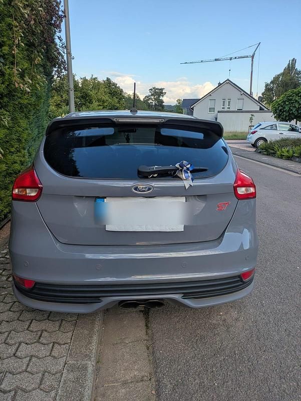 Gebraucht Ford Focus ST 250 PS (183 kW) 2017 Grau Limousine
