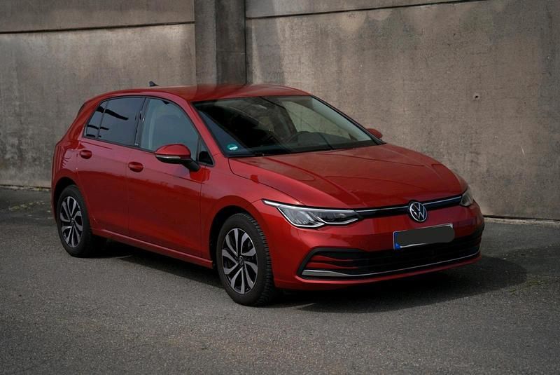 Gebraucht VW Golf VIII Life 130 PS (95 kW) 2022 Rot Limousine