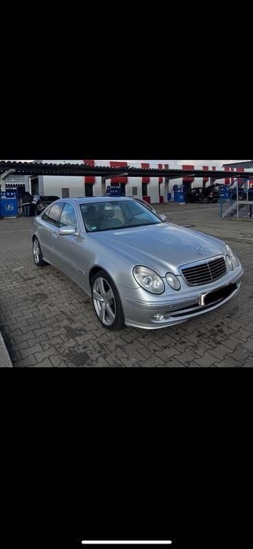 Silber Gebraucht 2004 Mercedes E220 Avantgarde Limousine | 4.500 € - Bild 1/4