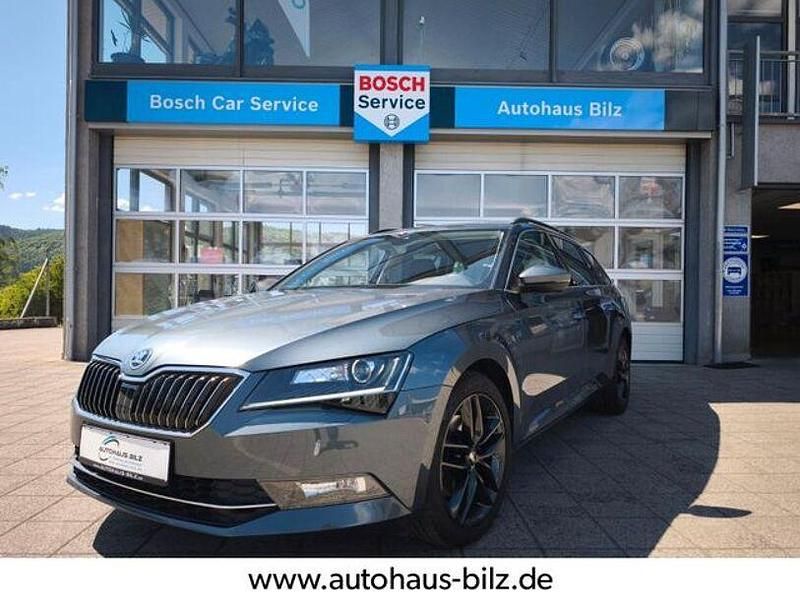 Quarzgrau metallic Gebraucht 2018 Skoda Superb Ambition Kombi | 19.440 € (Fairer Preis) - Bild 1/4