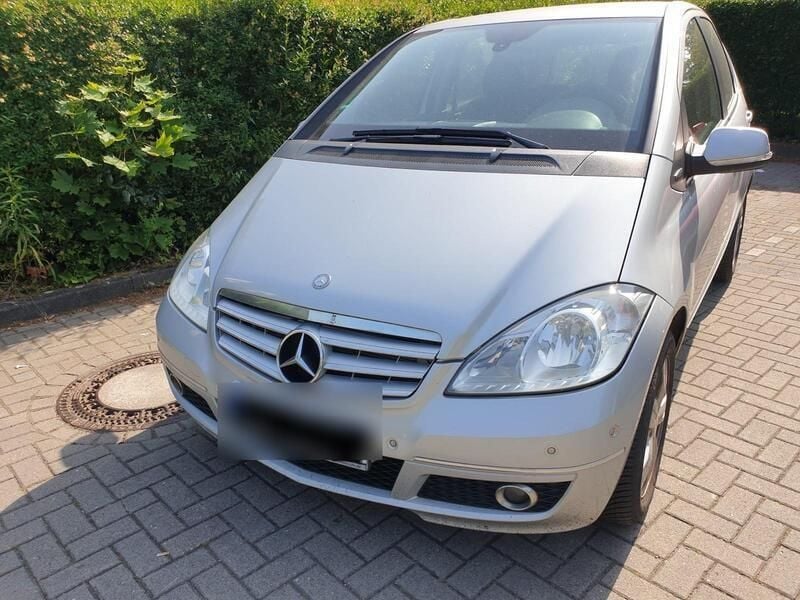 Silber Gebraucht 2012 Mercedes A180 Avantgarde Limousine | 3.600 € - Bild 1/4