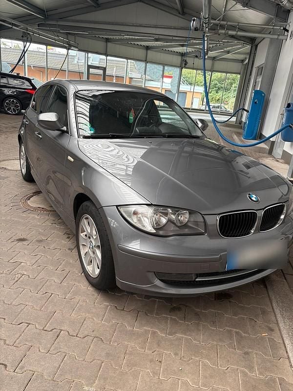 Grau Gebraucht 2010 BMW 116 Kleinwagen | 2.600 € (Guter Preis) - Bild 1/4