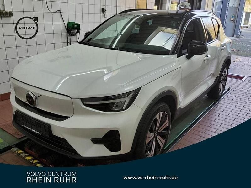 Weiß crystal white / metallic Gebraucht 2022 Volvo XC40 Core SUV | 26.990 € (Superpreis) - Bild 1/2