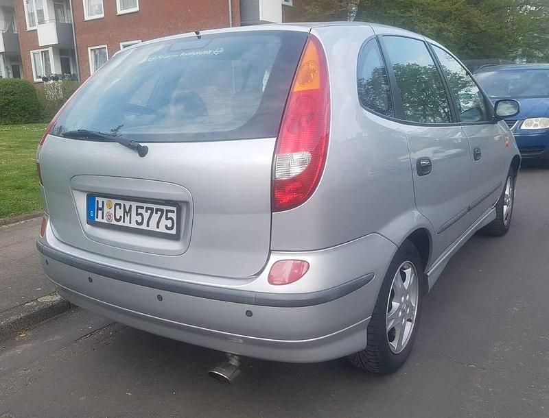Gebraucht Nissan Almera Tino 116 PS (85 kW) 2003 Silber Van / Kleinbus