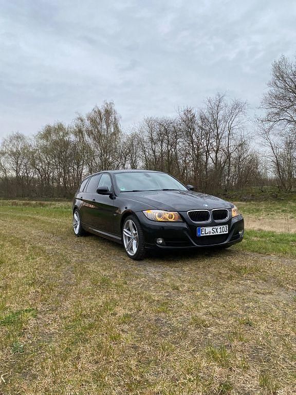 Gebraucht BMW 320 184 PS (135 kW) 2011 Schwarz Kombi