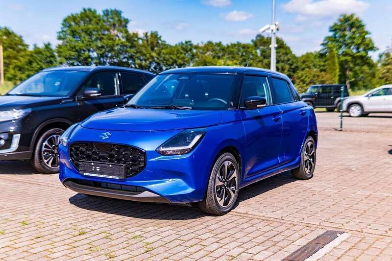Frontier/super black pearl met Gebraucht 2024 Suzuki Swift Comfort+ Limousine | 19.500 € (Etwas zu teuer) - Bild 1/4