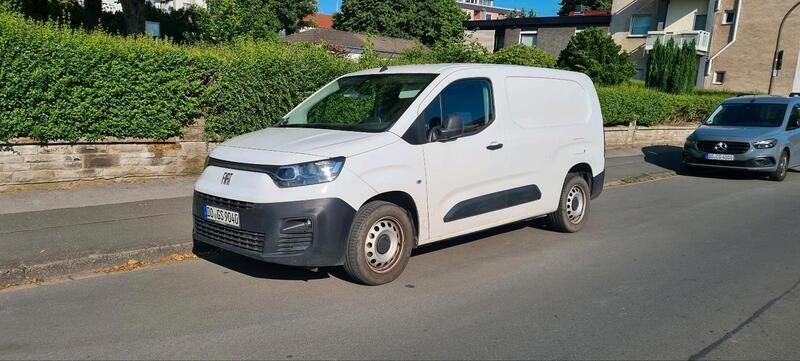 Weiß Gebraucht 2023 Fiat Doblò Van / Kleinbus | 23.490 € (Fairer Preis) - Bild 1/4