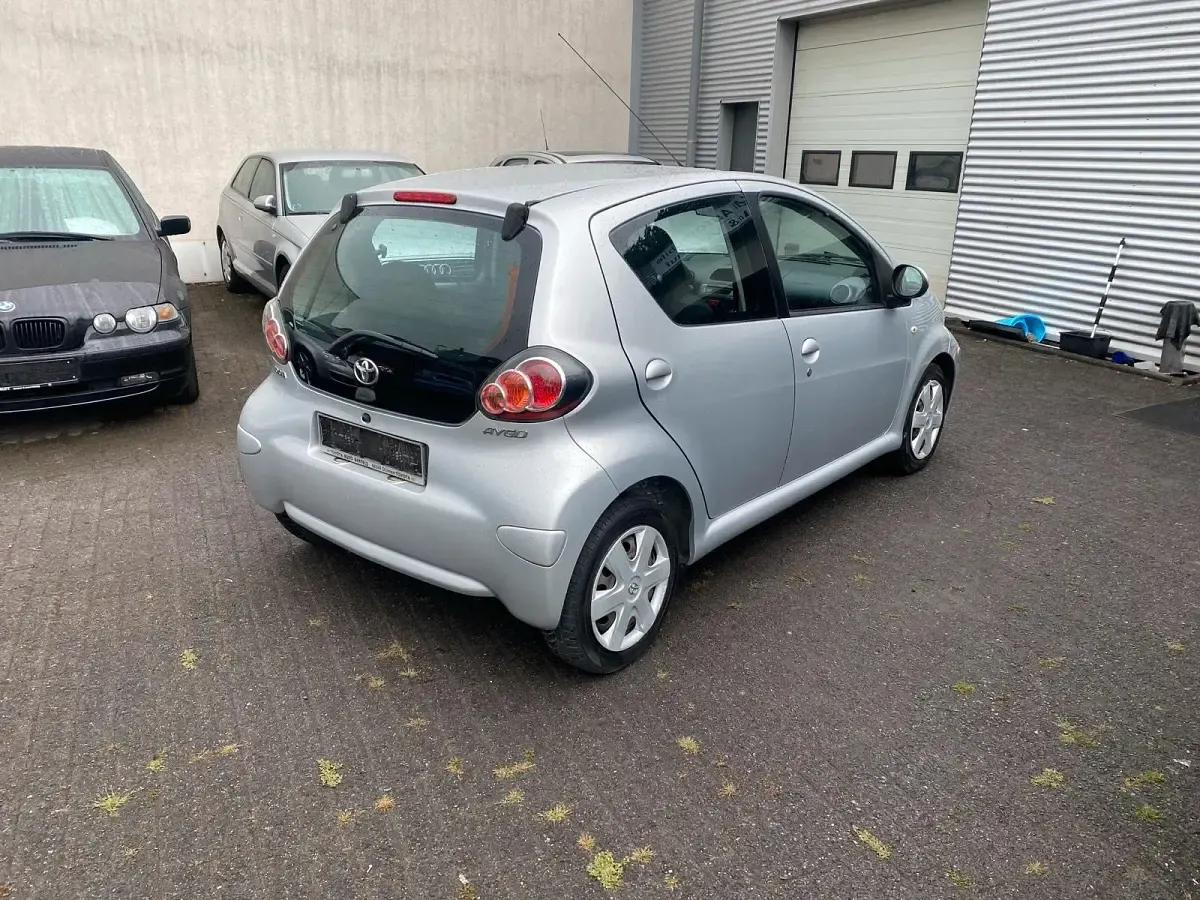 Gebraucht Toyota Aygo 68 PS (50 kW) 2009 Silber Kleinwagen