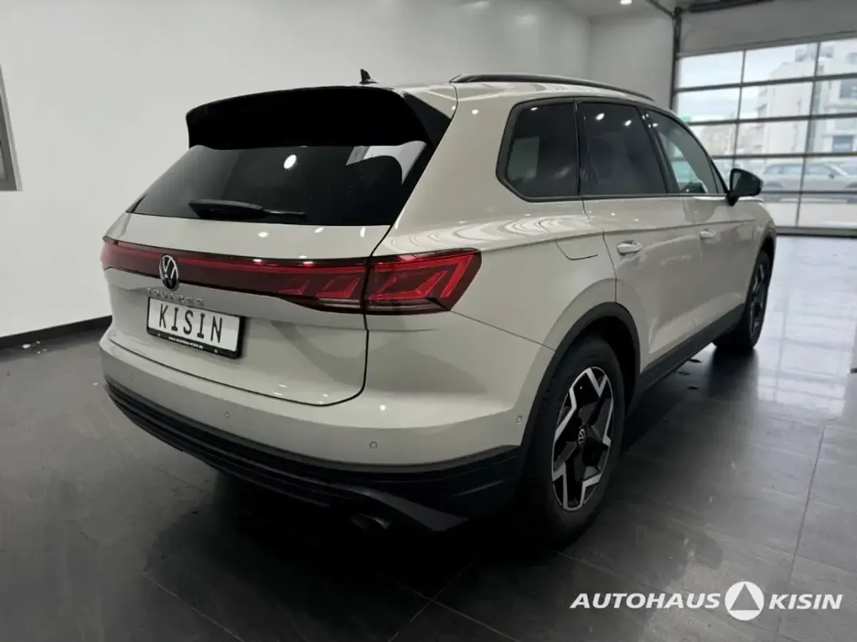 Gebraucht VW Touareg 231 PS (169 kW) 2024 Beige metallic SUV