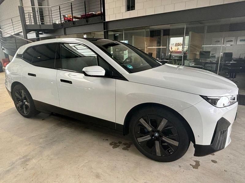 Sophistograu metallic (metallic) Gebraucht 2024 BMW iX Performance SUV | 91.900 € - Bild 1/1