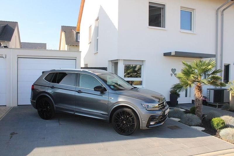 Grau Gebraucht 2019 VW Tiguan Allspace R-line SUV | 33.990 € - Bild 1/4