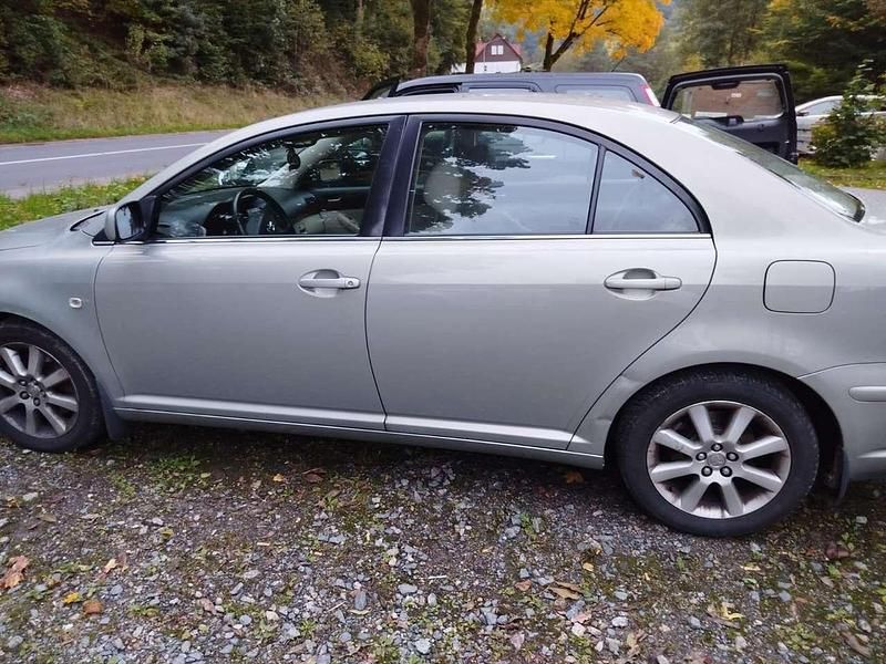 Grün Gebraucht 2004 Toyota Avensis Executive Limousine | 3.700 € (Fairer Preis) - Bild 1/4