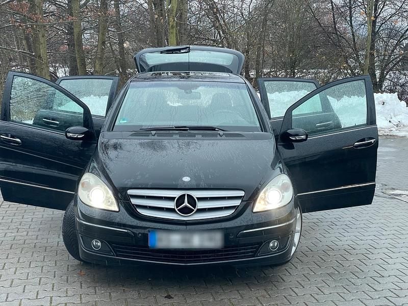Schwarz Gebraucht 2007 Mercedes E200 Limousine | 1.500 € (Fairer Preis) - Bild 1/4
