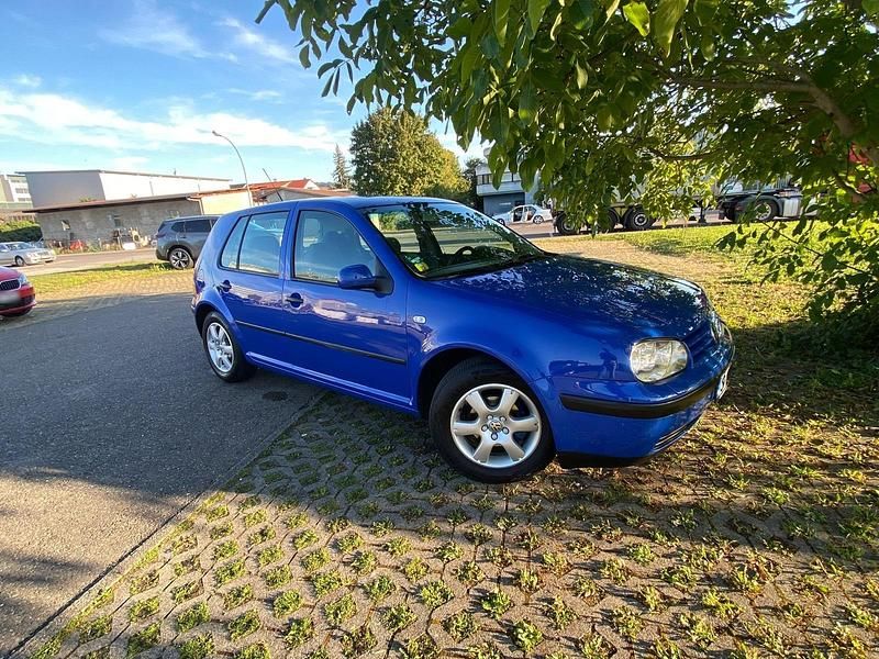 Second-hand VW Golf IV 105 CP (77 kW) 2000 Albastru Berlinǎ