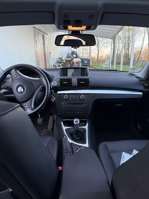 Gebraucht BMW 120 177 PS (130 kW) 2011 Schwarz Kleinwagen