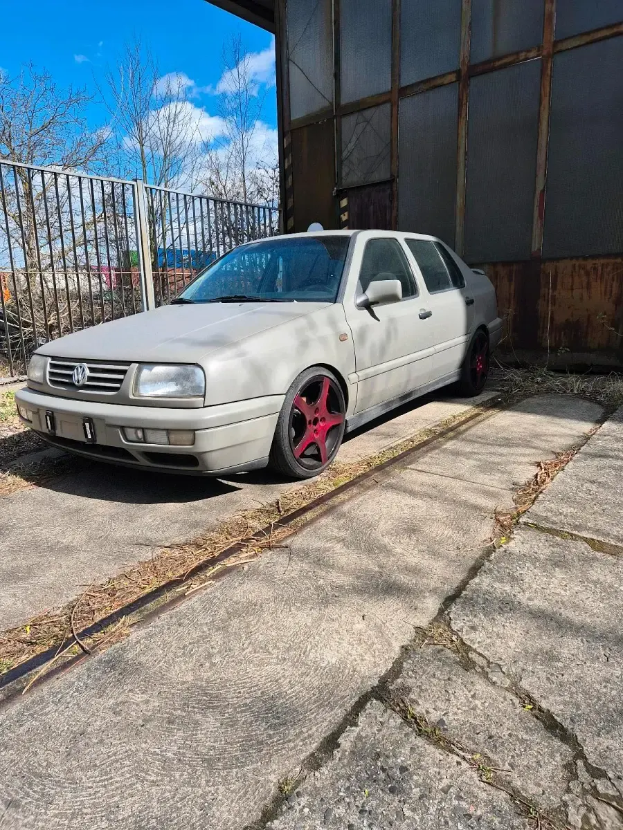 Gebraucht VW Vento 90 PS (66 kW) 1995 Grau Limousine