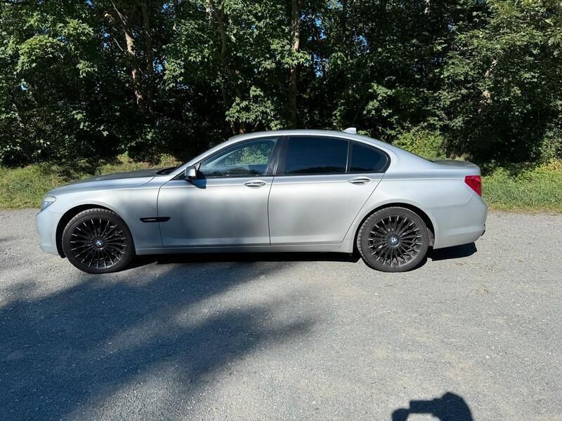 Silber Gebraucht 2011 BMW 740 Limousine | 16.250 € - Bild 1/4