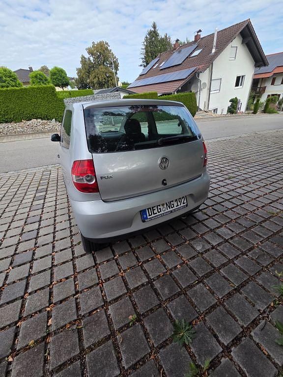 Gebraucht VW Fox 75 PS (55 kW) 2005 Grau Kleinwagen