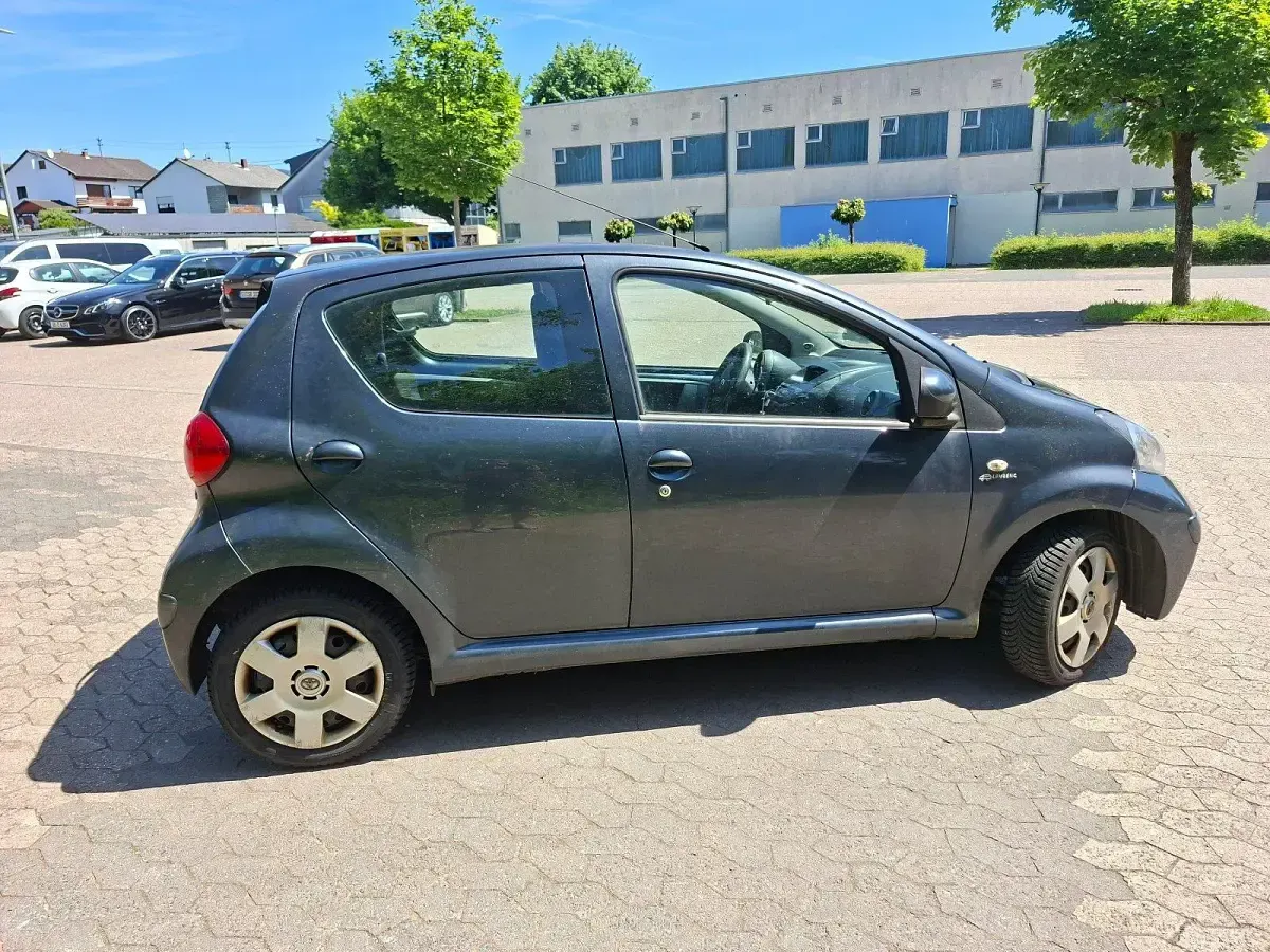 Gebraucht Toyota Aygo 69 PS (50 kW) 2005 Silber Kleinwagen