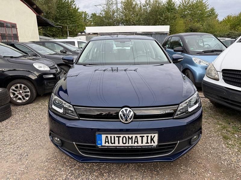 Blau Gebraucht 2013 VW Jetta Hybrid Highline Limousine | 7.499 € - Bild 1/4