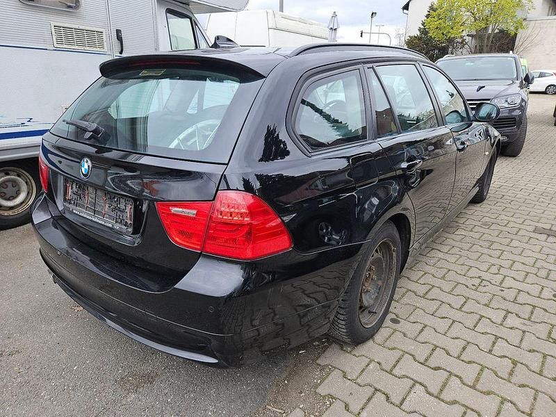 Gebraucht BMW 320 184 PS (135 kW) 2010 Schwarz Kombi