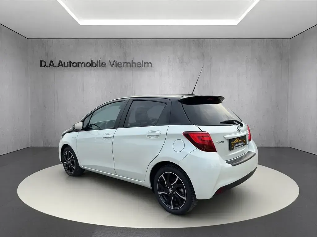 Gebraucht Toyota Yaris Hybrid Style 101 PS (74 kW) 2016 Weiß Limousine