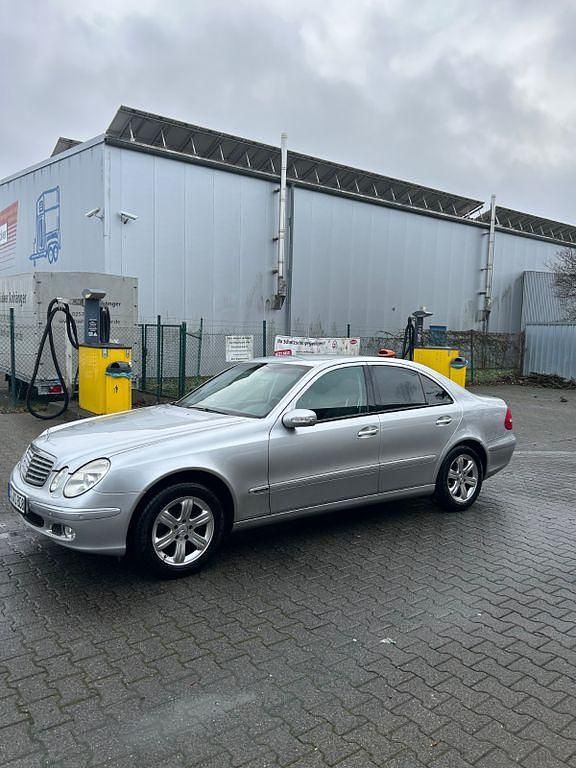 Gebraucht Mercedes E240 177 PS (130 kW) 2002 Silber Limousine