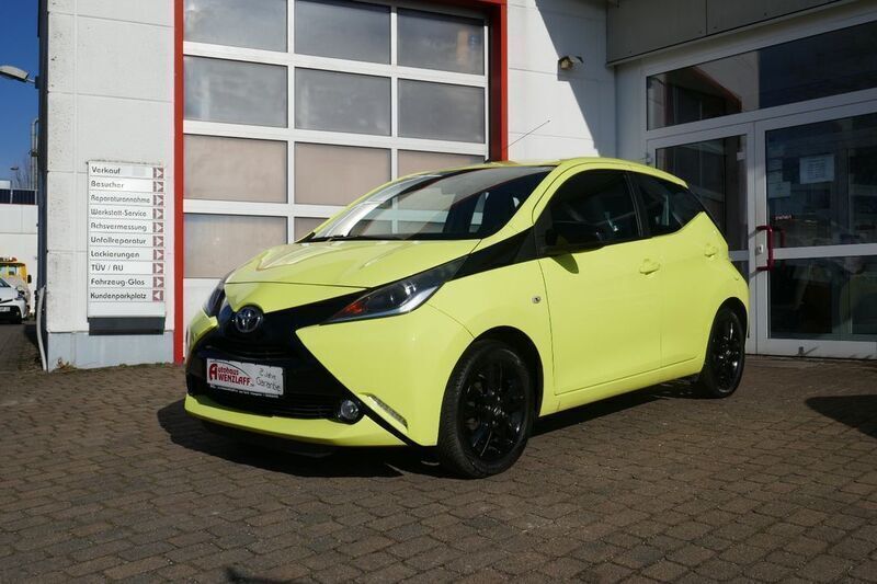 Gelb Gebraucht 2016 Toyota Aygo X-cite Kleinwagen | 9.500 € (Fairer Preis) - Bild 1/4