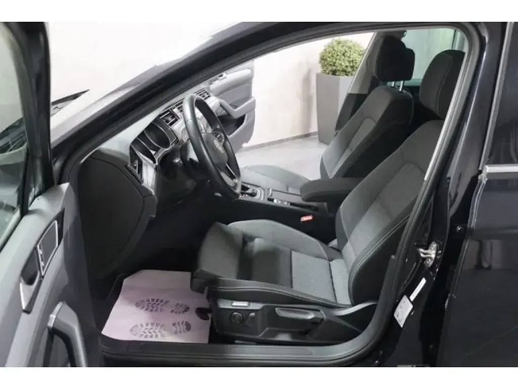 Gebraucht VW Passat Business 150 PS (110 kW) 2024 Deep black perleffekt Kombi