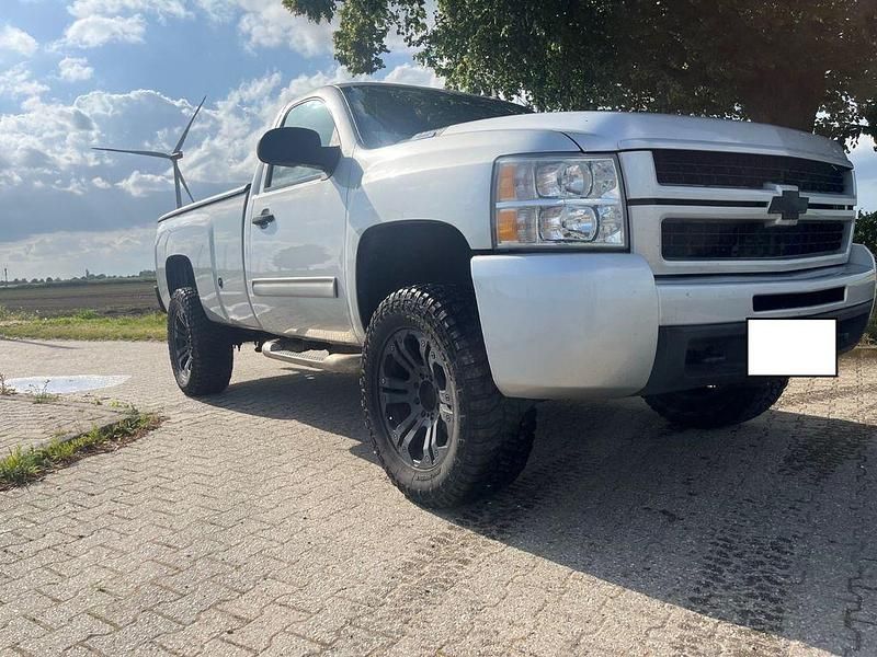 Grau Gebraucht 2011 Chevrolet Silverado SUV | 17.600 € - Bild 1/4