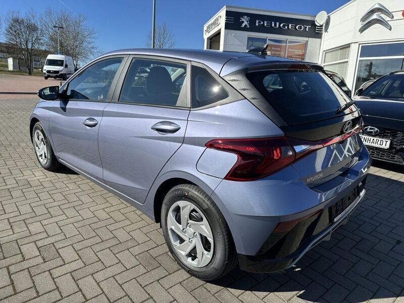 Neu Hyundai i20 Comfort 101 PS (74 kW) 2025 Blau Limousine