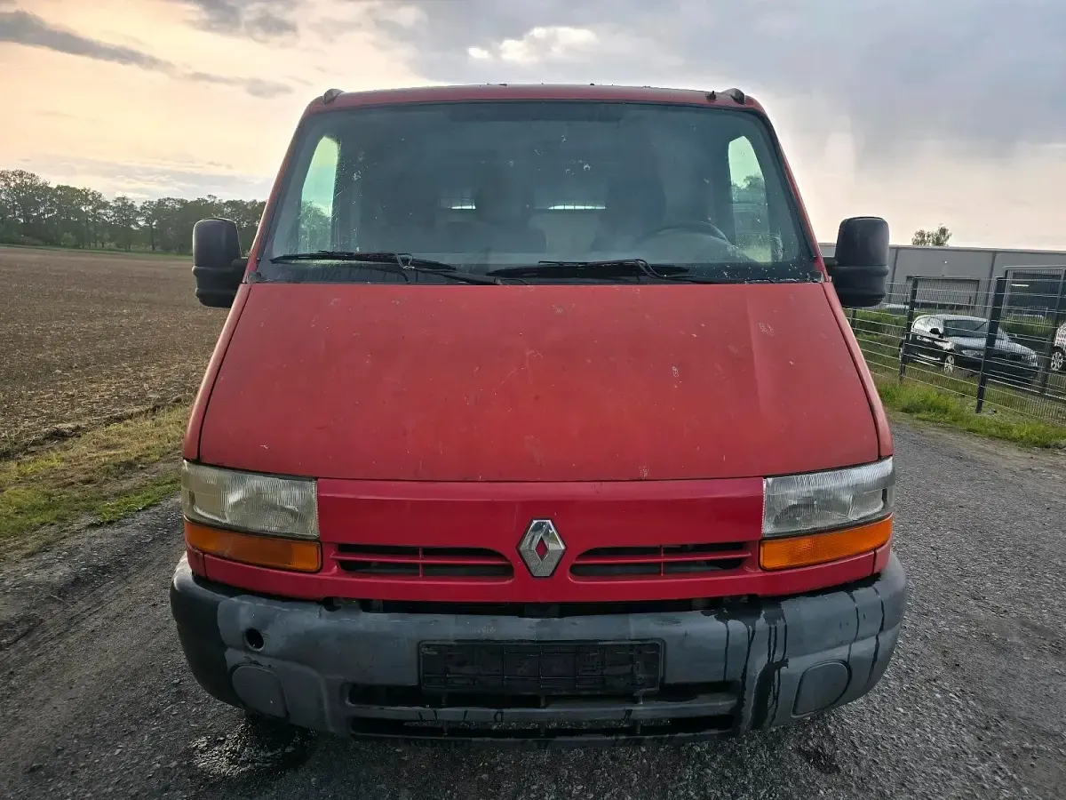 Käytetty Renault Master 114 HP (83 kW) 2001 Punainen Sedan
