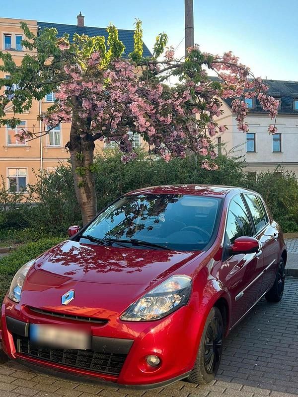 Rot Gebraucht 2009 Renault Clio II Dynamique Limousine | 4.850 € - Bild 1/4