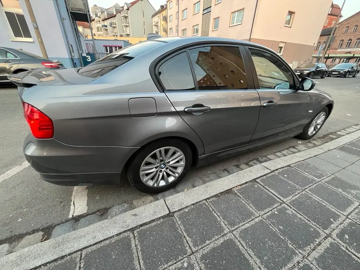 Gebraucht BMW 318 147 PS (108 kW) 2009 Grau Limousine