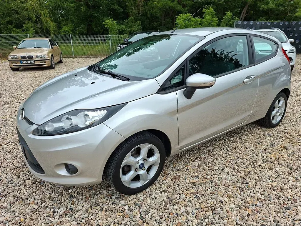 Gebraucht Ford Fiesta Trend 82 PS (60 kW) 2011 Silber Limousine