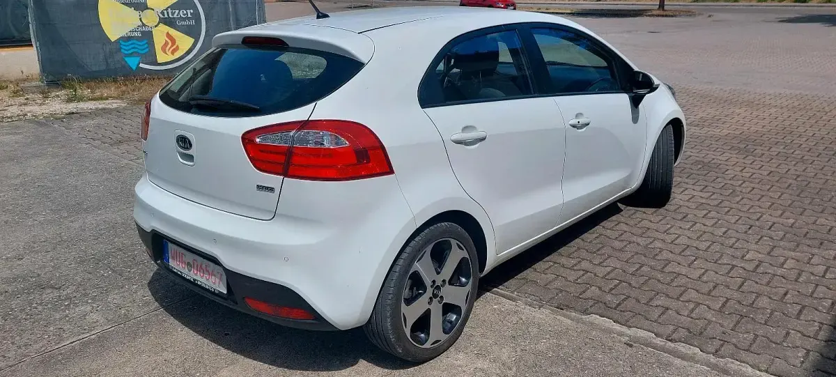 Gebraucht Kia Rio 90 PS (66 kW) 2012 Weiß Limousine