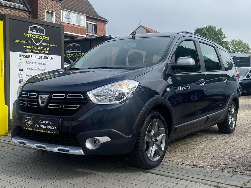 Grau Gebraucht 2020 Dacia Lodgy Stepway Van / Kleinbus | 14.450 € (Fairer Preis) - Bild 1/3