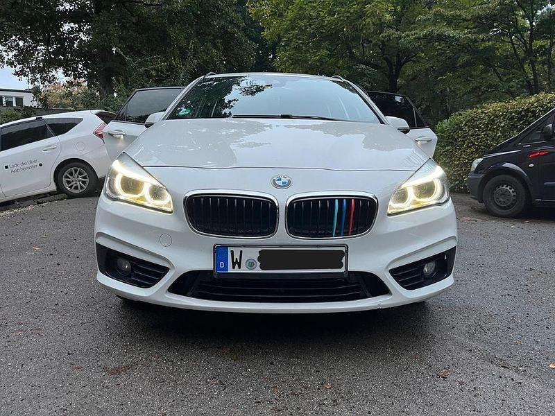 Weiß Gebraucht 2016 BMW 218 Active Tourer M Sport Van / Kleinbus | 11.500 € (Guter Preis) - Bild 1/4