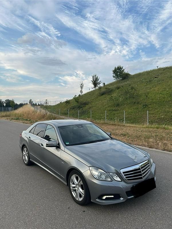 Grau Gebraucht 2010 Mercedes E300 Avantgarde Limousine | 9.900 € (Fairer Preis) - Bild 1/4