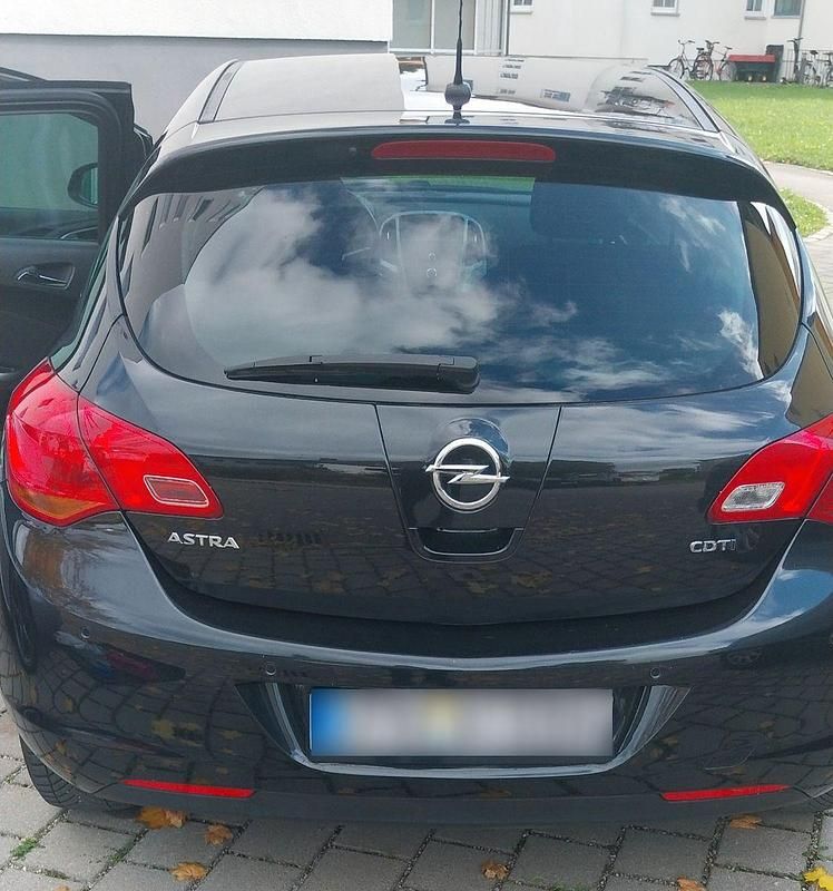 Gebraucht Opel Astra Edition 110 PS (80 kW) 2011 Schwarz Limousine
