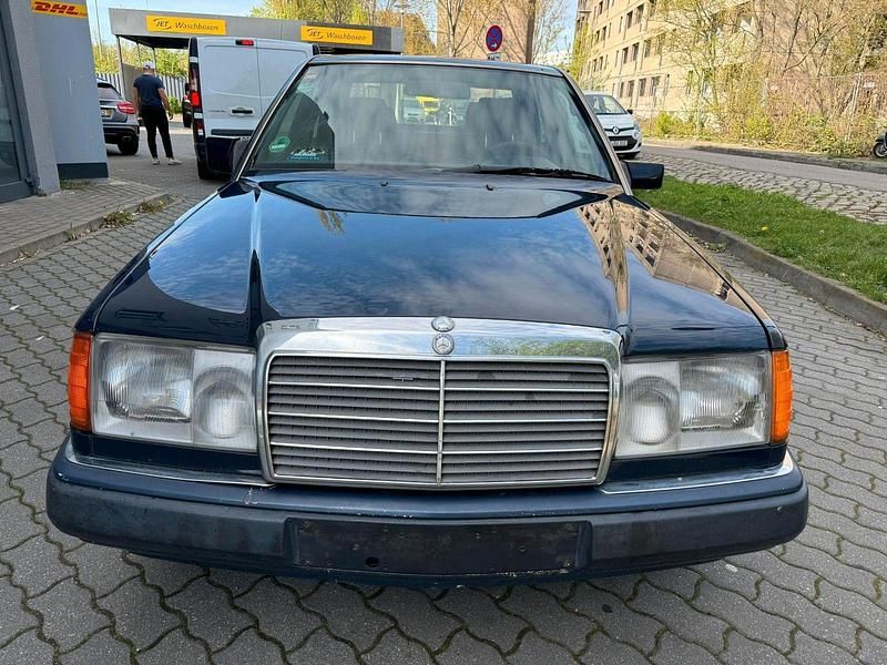 Gebraucht Mercedes E230 132 PS (97 kW) 1991 Blau Limousine